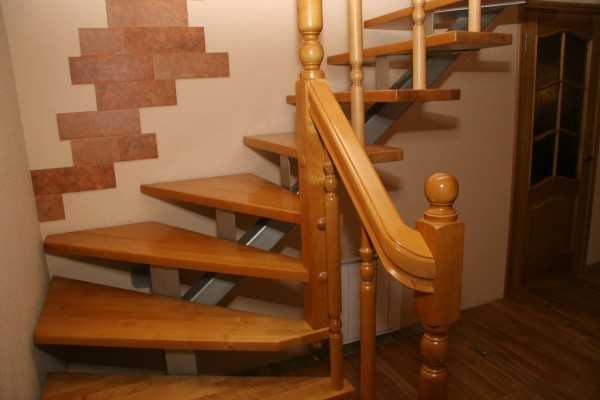 В частных домах наиболее распространены металлические лестницы, ведущие на второй этаж. Данная конструкция может быть изготовлена своими руками.