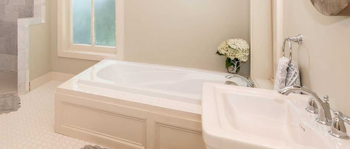 Экран под ванну (104 фото): сделать из плитки своими руками в ванную комнату, раздвижной стеклянный экран