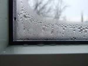 Надежная защита от холода, пыли и шума, которую обеспечивают ПВХ окна, омрачается слабым притоком свежего воздуха в помещение через пластиковую конструкцию.