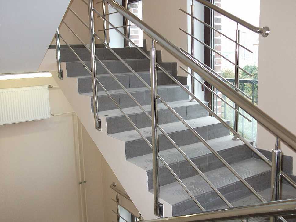 Перила для лестниц: выбор материала и дизайна ограждений