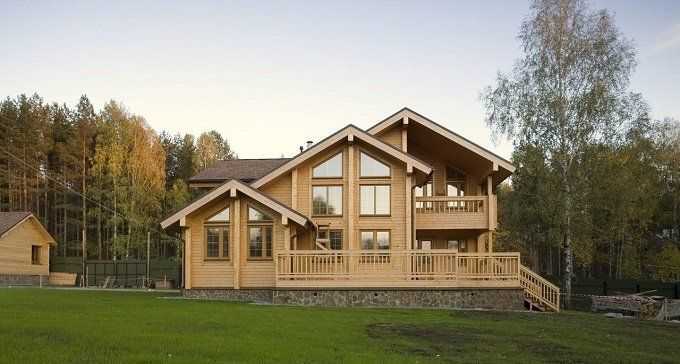Чем лучше покрасить деревянный дом снаружи: покраска деревянного дома