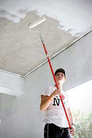 Каким валиком лучше красить потолок водоэмульсионной краской: какой лучше, каким лучше наносить краску на потолок