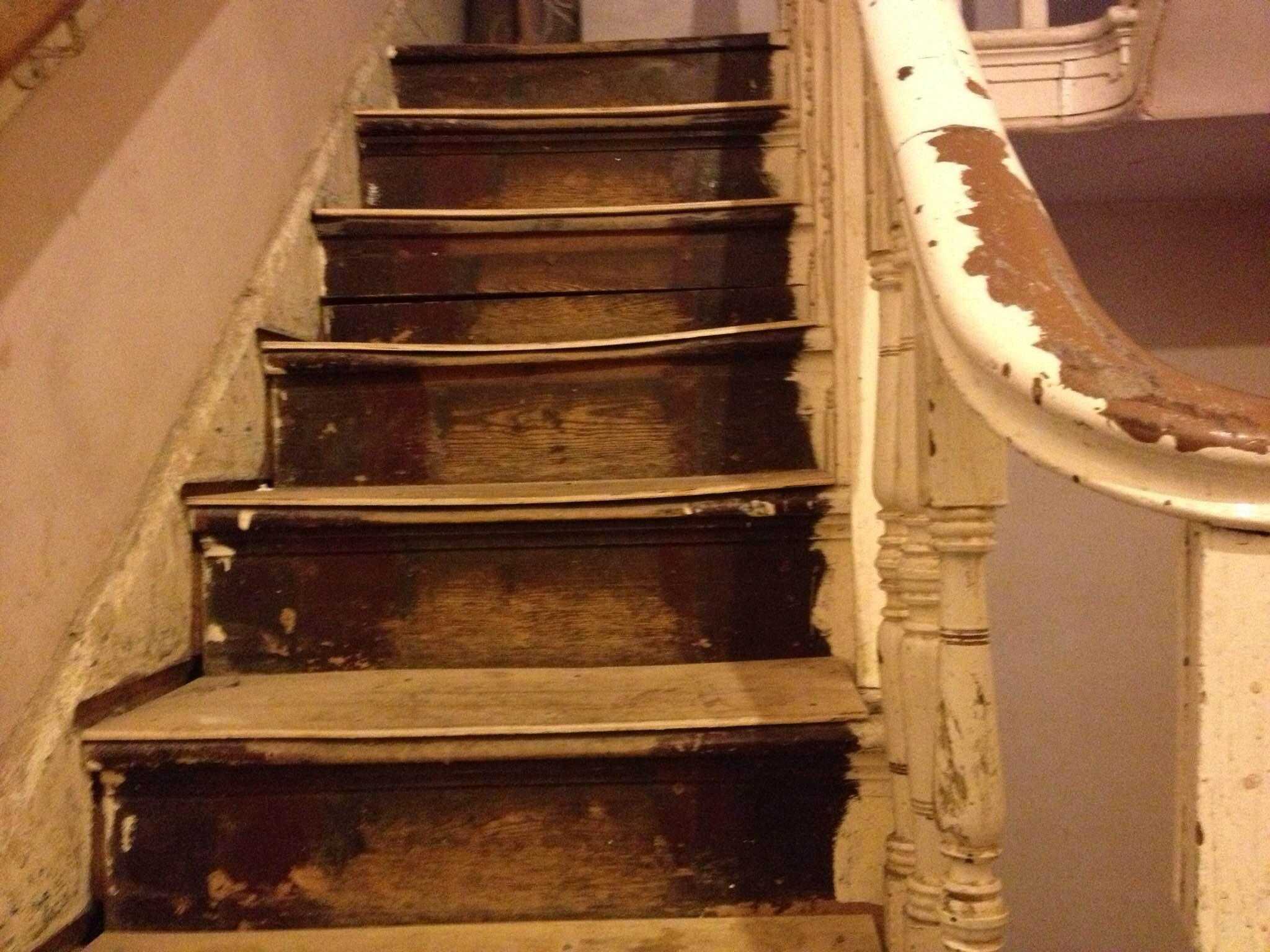 Идеи и способы покраски лестницы в доме на второй этаж
