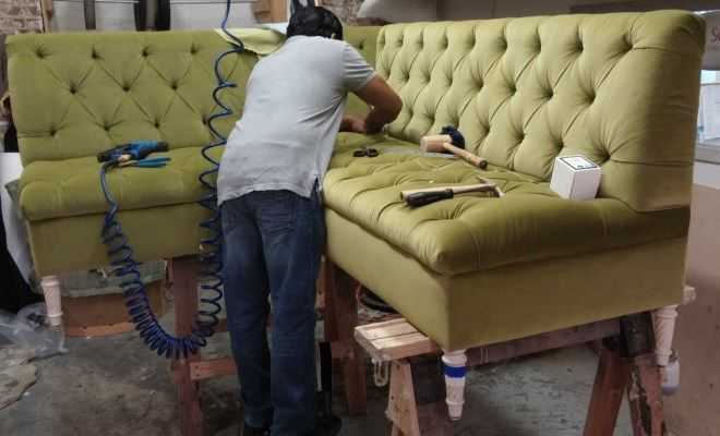 Как отреставрировать старый диван?