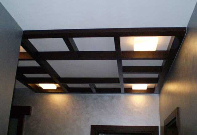 Декоративные балки на потолок (73 фото): деревянные фальшбалки в интерьере, имитация балок в дизайне, как обыграть