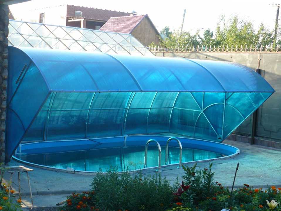 Павильоны для бассейнов (40 фото): навесы из поликарбоната и раздвижные купола, для овальных и круглых бассейнов, из пвх и бруса