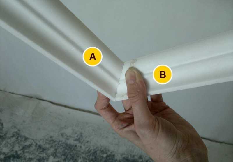 Как клеить плинтуса на потолок в углах: как наклеить галтели, как правильно поклеить потолочный плинтус, как резать