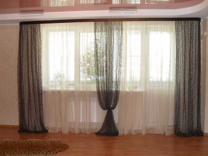 На завершающем этапе оформления помещения декорируют оконные проемы при помощи текстиля. Наиболее популярные варианты дизайна обязательно включают шторы.