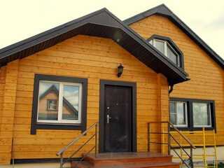 Покраска деревянного дома в зимний или дождливый период