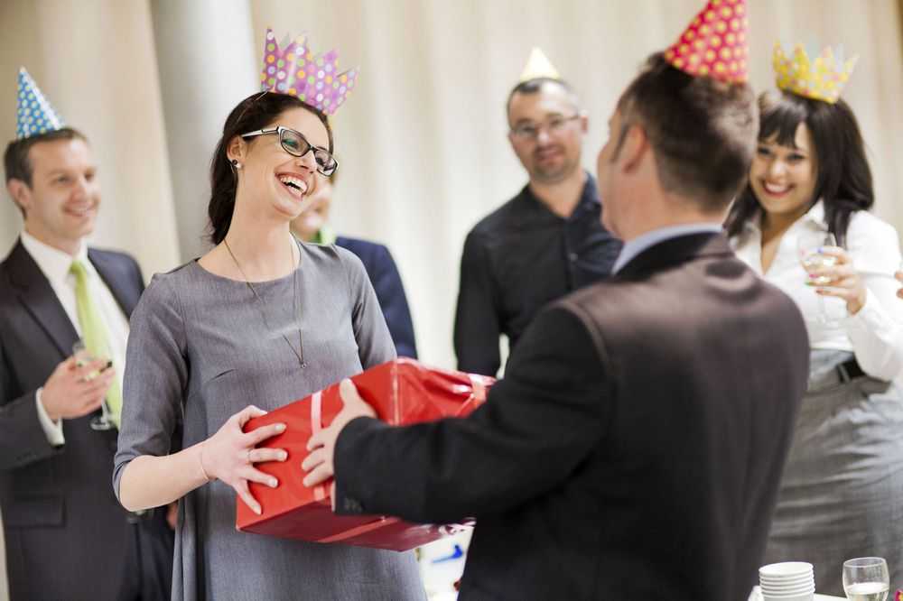 Что подарить начальнику: лучшие идеи на день рождения и праздники