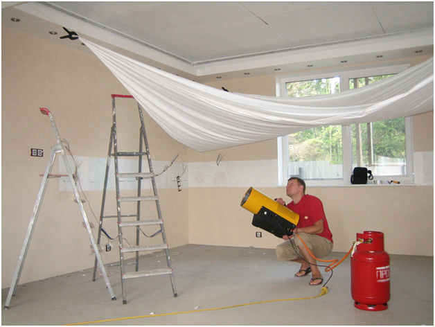 Как легко и быстро обновить потолок? клеим потолочную плитку своими руками