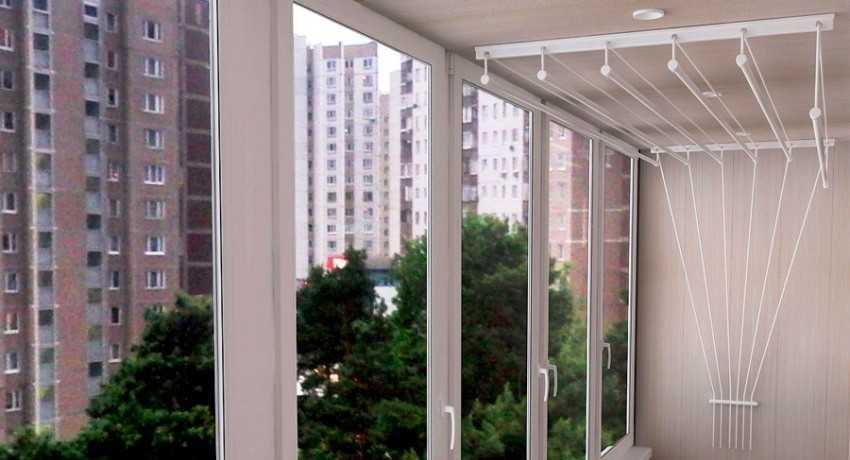Настенные сушилки для белья на балкон (37 фото): выбираем раздвижные и складные балконные вешалки для сушки, особенности крепления на стену выдвижных систем