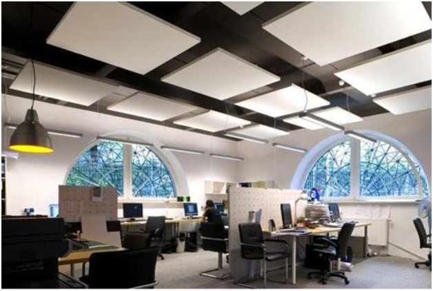 Отделочный материал, который применяется для декорирования стен и любых потолков жилых и офисных помещений, и стандартно выпускающийся в рулонах, называется обоями.