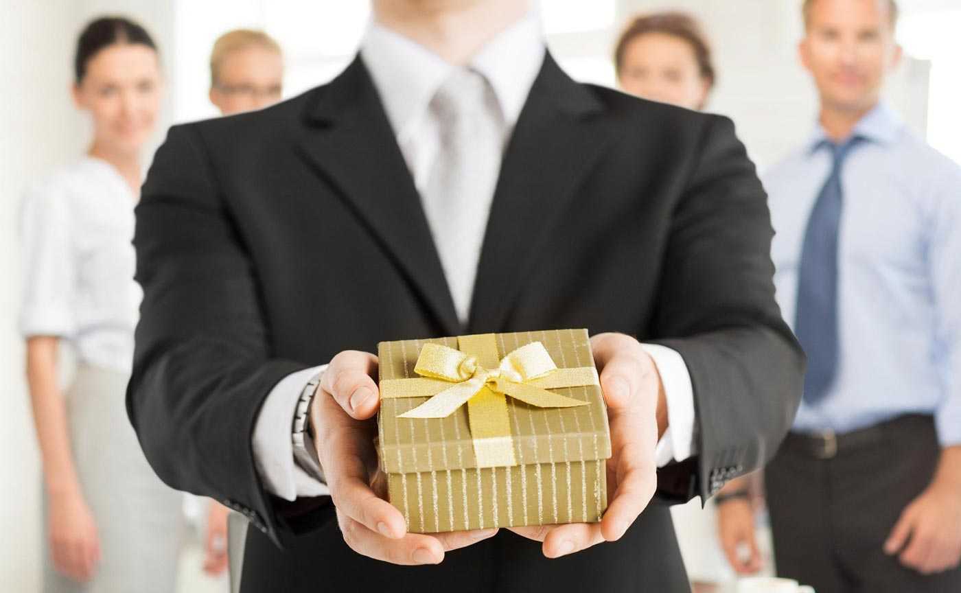 Правильный подарок начальнику на день рождения - какой он?