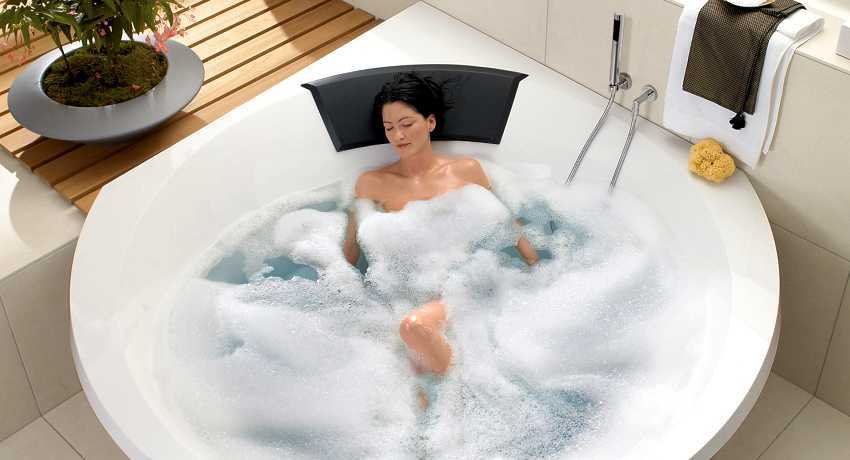 Гидромассажная ванна обладает многочисленным рядом положительных характеристик, каждая из которых заставляет задуматься над приобретением современного чуда