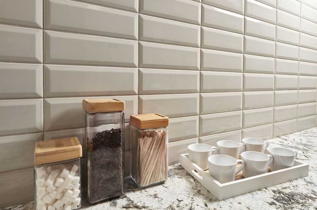 Укладка керамической плитки сегодня производится во многих помещениях - в бане, сауне, столовой.