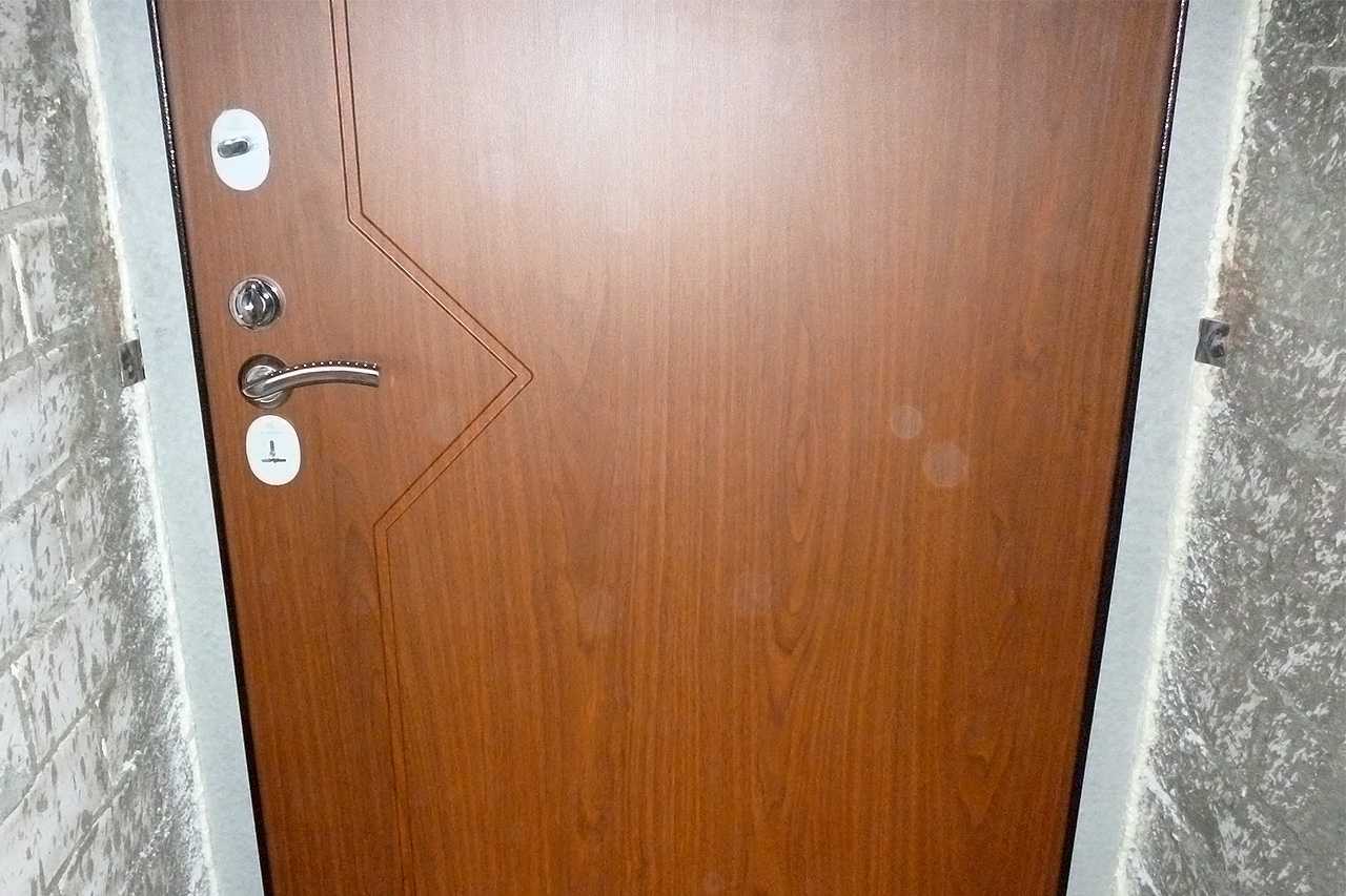 Замена входной двери, металлической либо деревянной в квартире