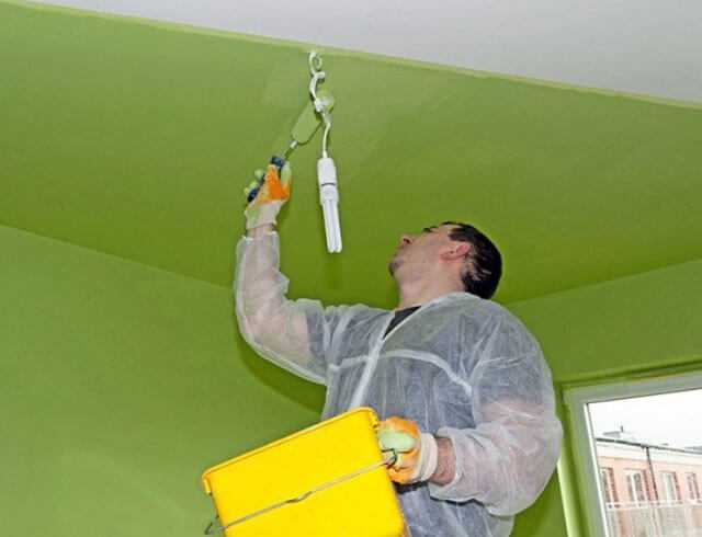 Чем покрасить потолок в квартире: чем красить потолок в комнате, какой краской лучше сделать крашенный потолок, покраска своими руками