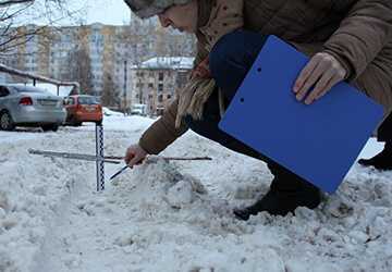 Уборка снега с крыш зданий: механическая, техническая чистка кровли