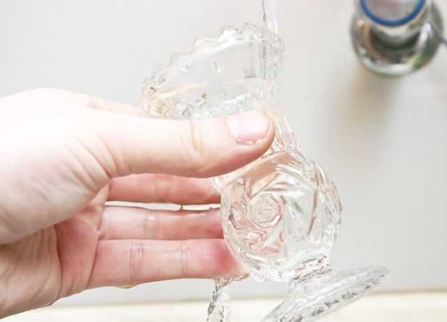 Как почистить хрустальную вазу от белого налета?