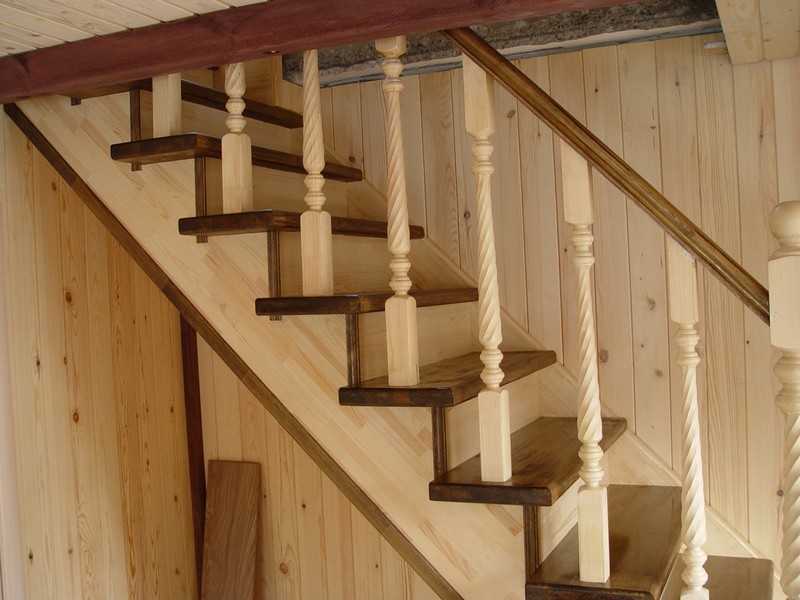 Стиль интерьера помещения и безупречный вкус его владельца подчеркнет такой важный элемент, как лестница.
