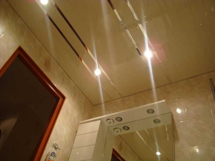 Реечные потолки в ванной комнате: особенности, разновидности, красивые примеры