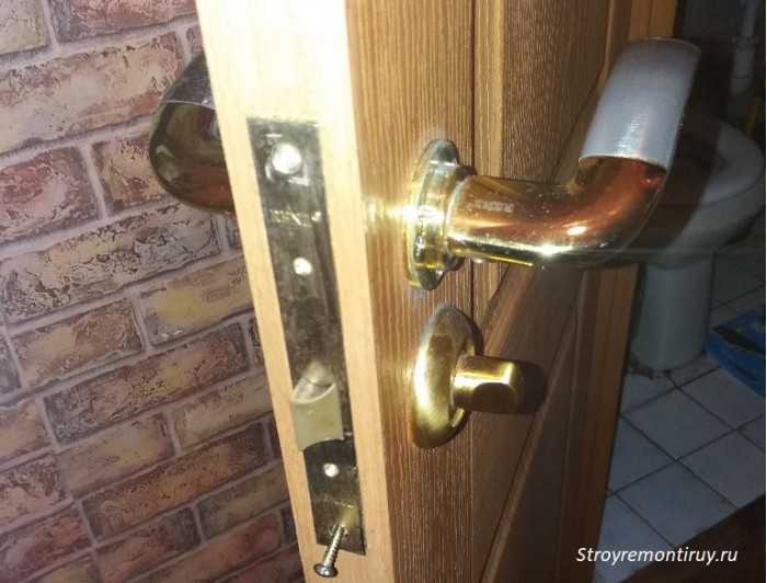 Как заделать дырки в двери из двп: задекорировать или починить вмятину