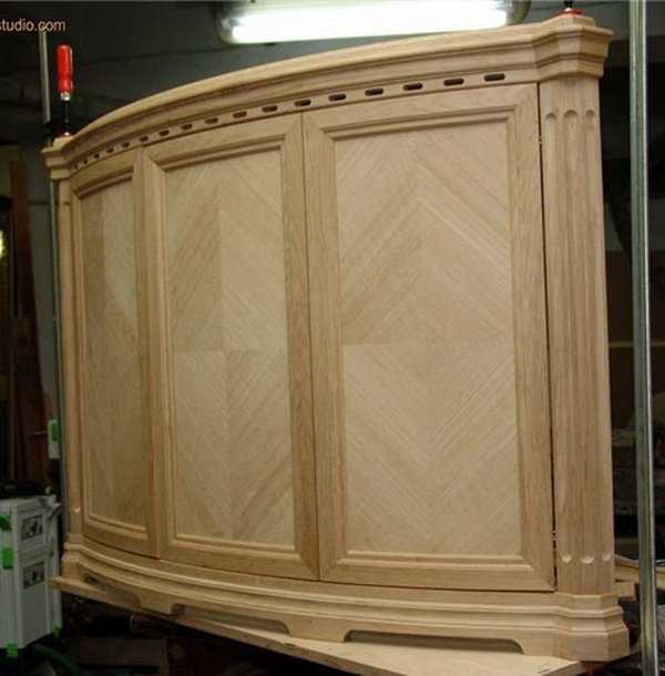 МДФ представляет собой особый плитный материал, образованный из высушенных древесных волокон и опилок и обработаны связующими материалами, клеем и подвержены
