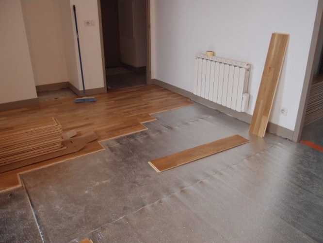 Как положить ламинат на неровный деревянный и бетонный пол
