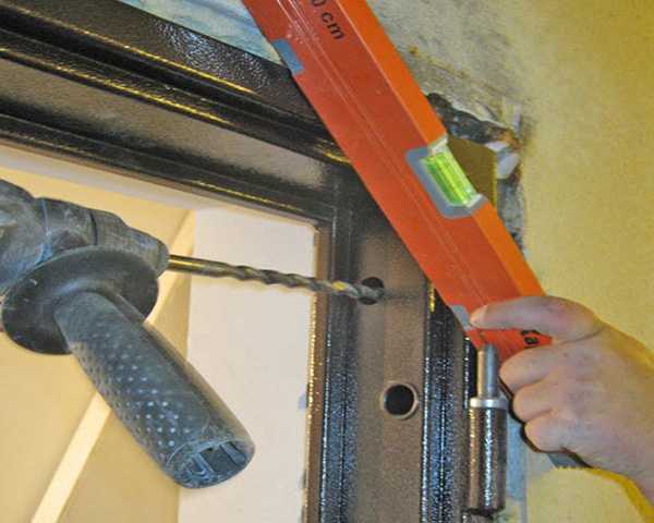 Как сделать двери самому, какой металл и инструменты использовать, особенности монтажа