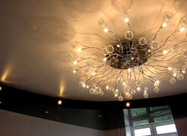 Люстра – важный элемент освещения в комнате. Если на обычный потолок ее повесить просто, стоит разобраться как монтировать люстру в натяжной потолок.