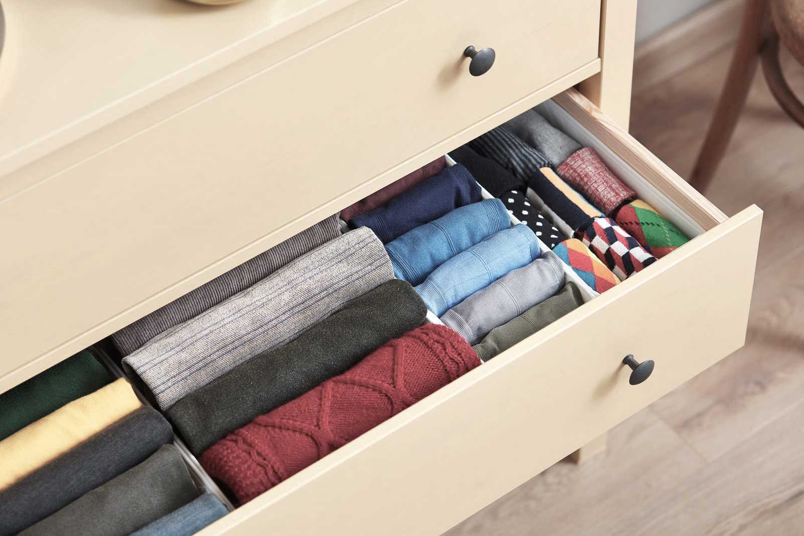 Как навести порядок в шкафу с одеждой: идеи расположения и хранения вещей