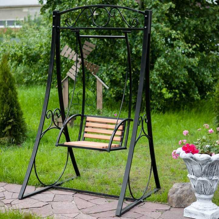 Красивые и функциональные садовые скамейки из разных материалов. фото