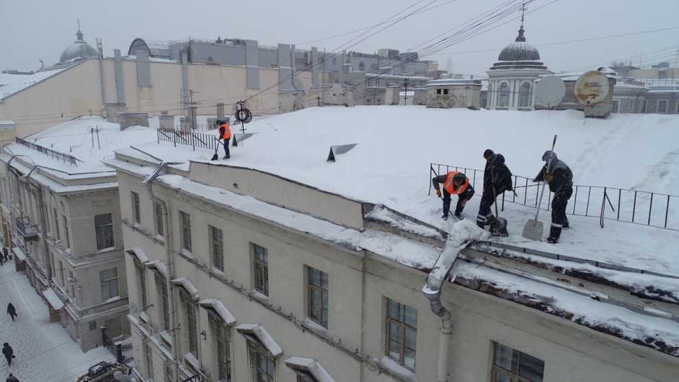 Техника безопасности при уборке снега с крыш