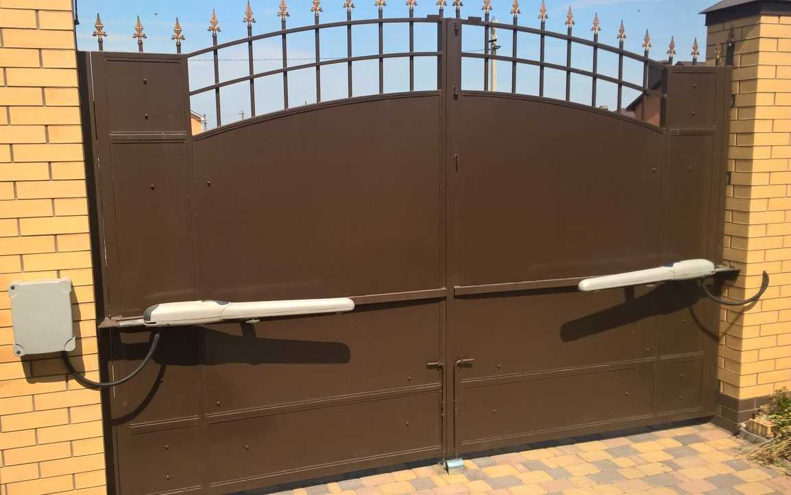 Въездные ворота: распашные и откатные, автоматические и с калиткой, особенности выбора конструкций