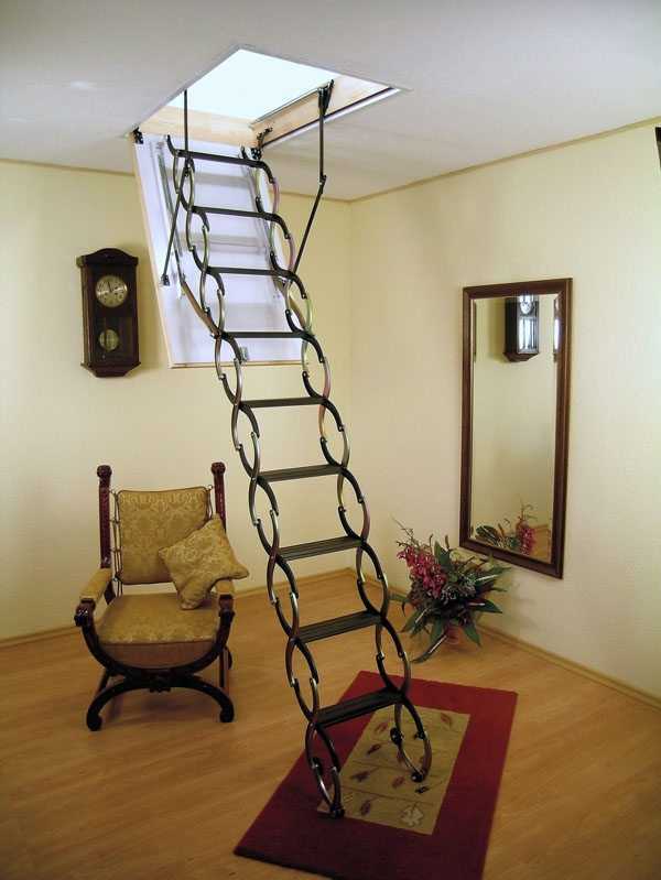 Складная лестница на чердак: раскладная и выдвижная чердачная стремянка, деревянная и алюминиевая складывающаяся модель с люком