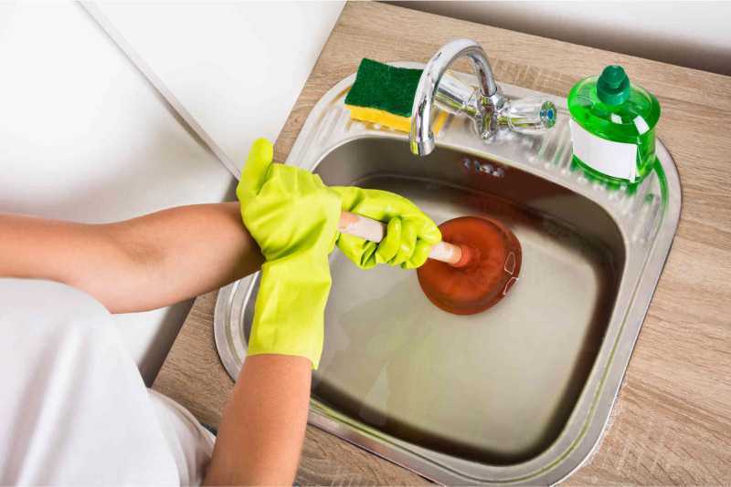 Как прочистить засор в раковине народными средствами, химическими и механическими способами