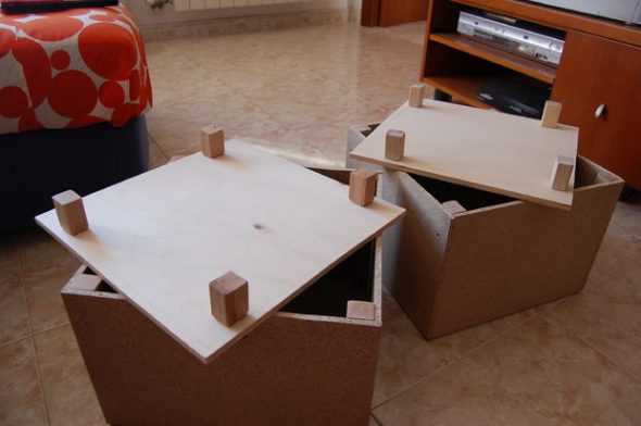 Пуфик – незаменимый предмет мебели для прихожей. Он имеет компактные габариты, подходит для небольшого помещения.