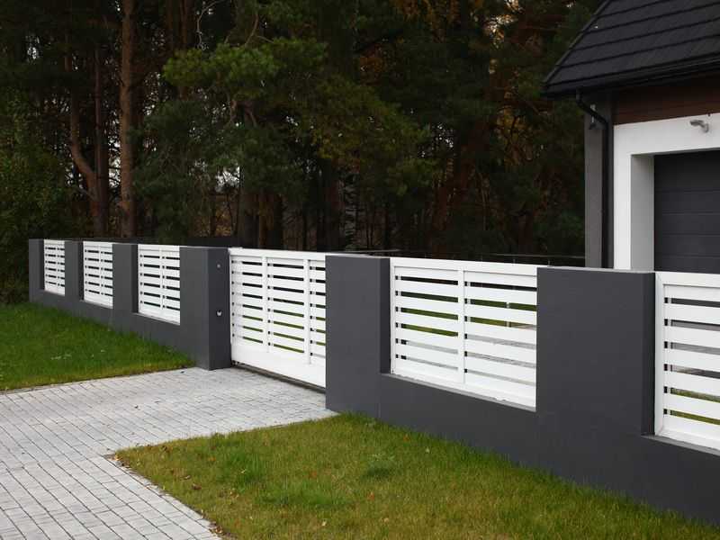 Забор (126 фото): виды ограждений для частного дома и дачи, красивые универсальные дачные конструкции