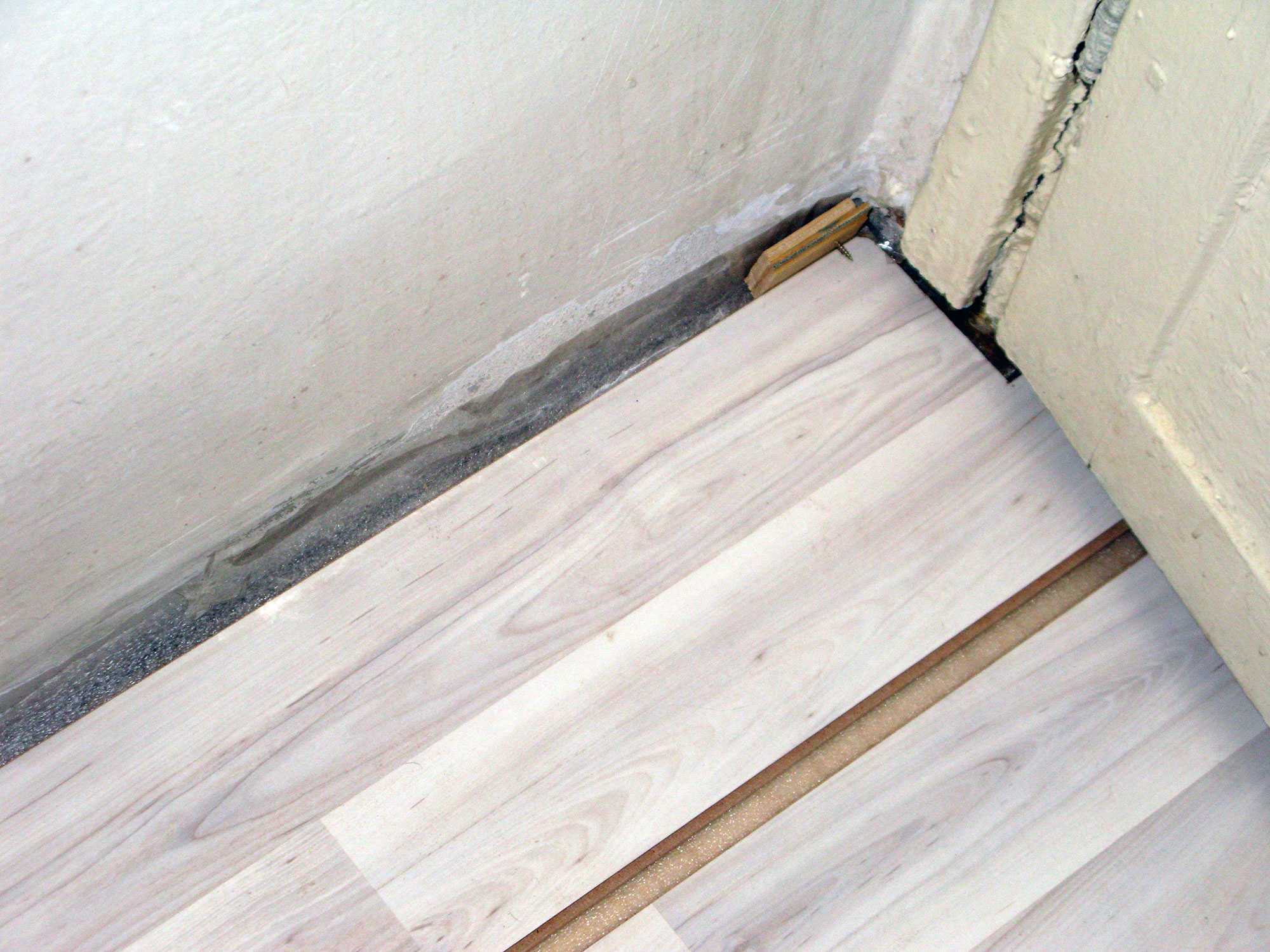 Укладка ламината на деревянный пол (57 фото): как класть на неровный пол и можно ли уложить правильно, технология укладки фанеры