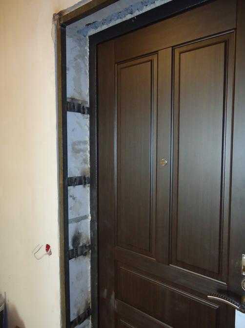Установка подобной двери классическим способом невозможна. Это связанно с тем, что данный строительный материал легкий и под тяжестью двери может деформироваться, а сама дверь выпасть.