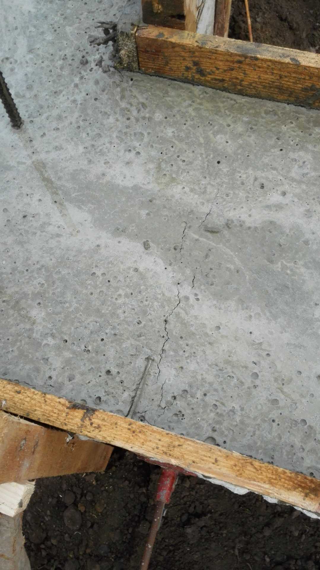 Чем заделать трещины в бетоне: методики ремонта и профилактика