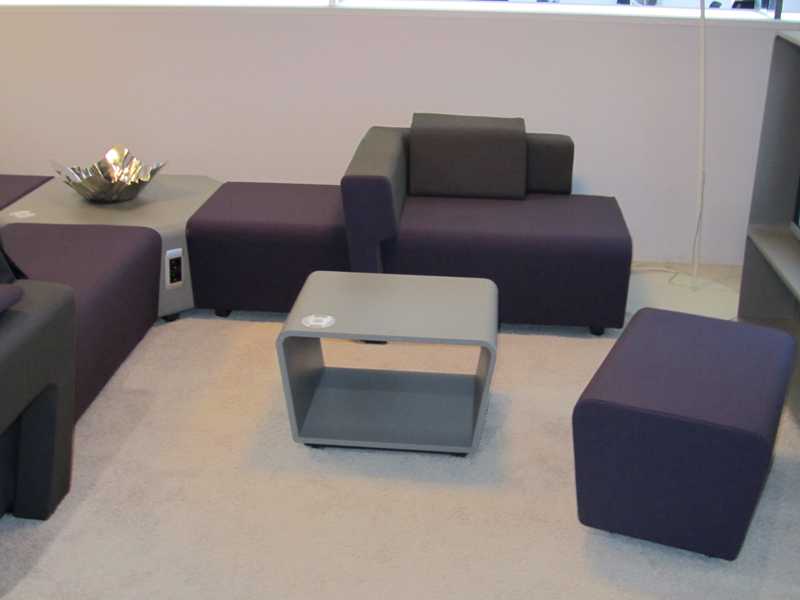 Самыми распространенными и востребованными предметами мягкой мебели в офисе являются диваны и кресла.