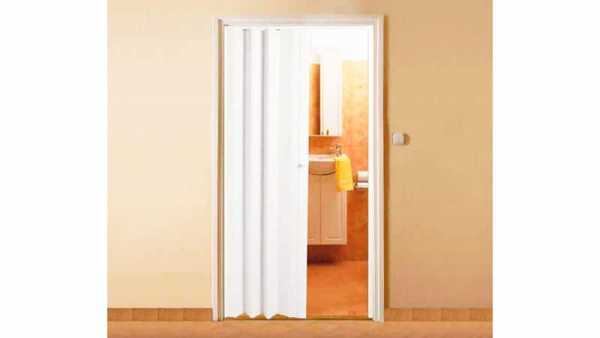 На входе в помещения, используемые для принятия банных процедур, недопустимо устанавливать обыкновенные межкомнатные дверные конструкции.