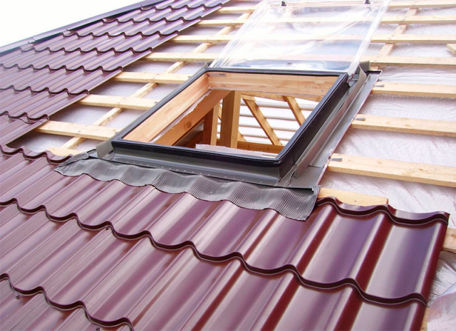 Как делать покрытие крыши металлочерепицей – особенности правильной укладки
