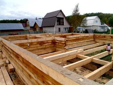 Фундаменты для дома из бруса: какое основание лучше для деревянного строения и как подвести под старое здание, технология строительства и крепление первого венца к основе