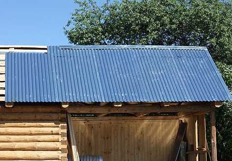 Наиболее удобным решением при ремонте или строительстве крыши является использование стальных кровельных листов.