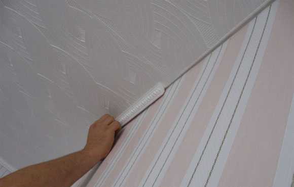 Потолочный плинтус из пенопласта: особенности покраски, как приклеить своими руками, размеры, фото, видео