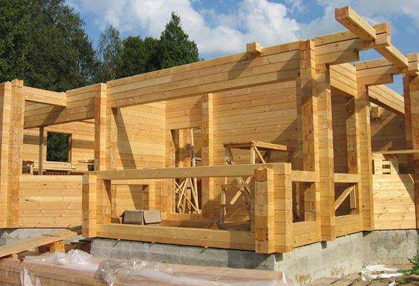 Сегодня все больше людей предпочитают строить деревянные дома из клееного бруса.