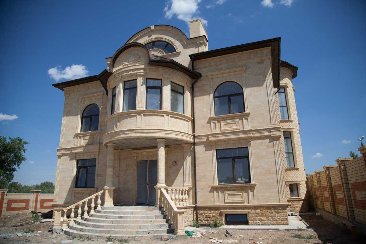 Дома из дагестанского камня (24 фото): проекты красивых одноэтажных и двухэтажных коттеджей из белого и другого камня